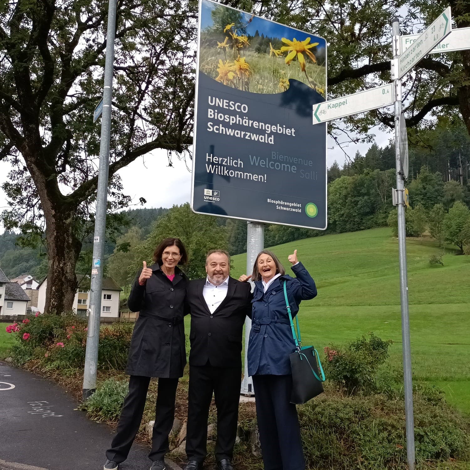 Die UNESCO-Modellregion wird sichtbar: Begrüßungsschild des Biosphärengebiets Schwarzwald in Freiburg-Kappel aufgestellt