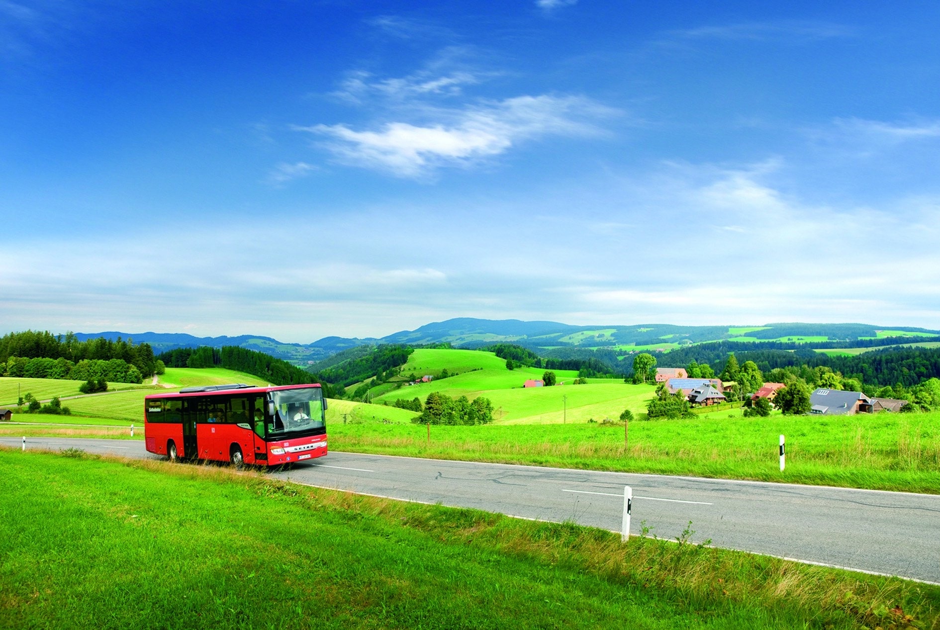 Ein Bus fährt durch den Schwarzwald